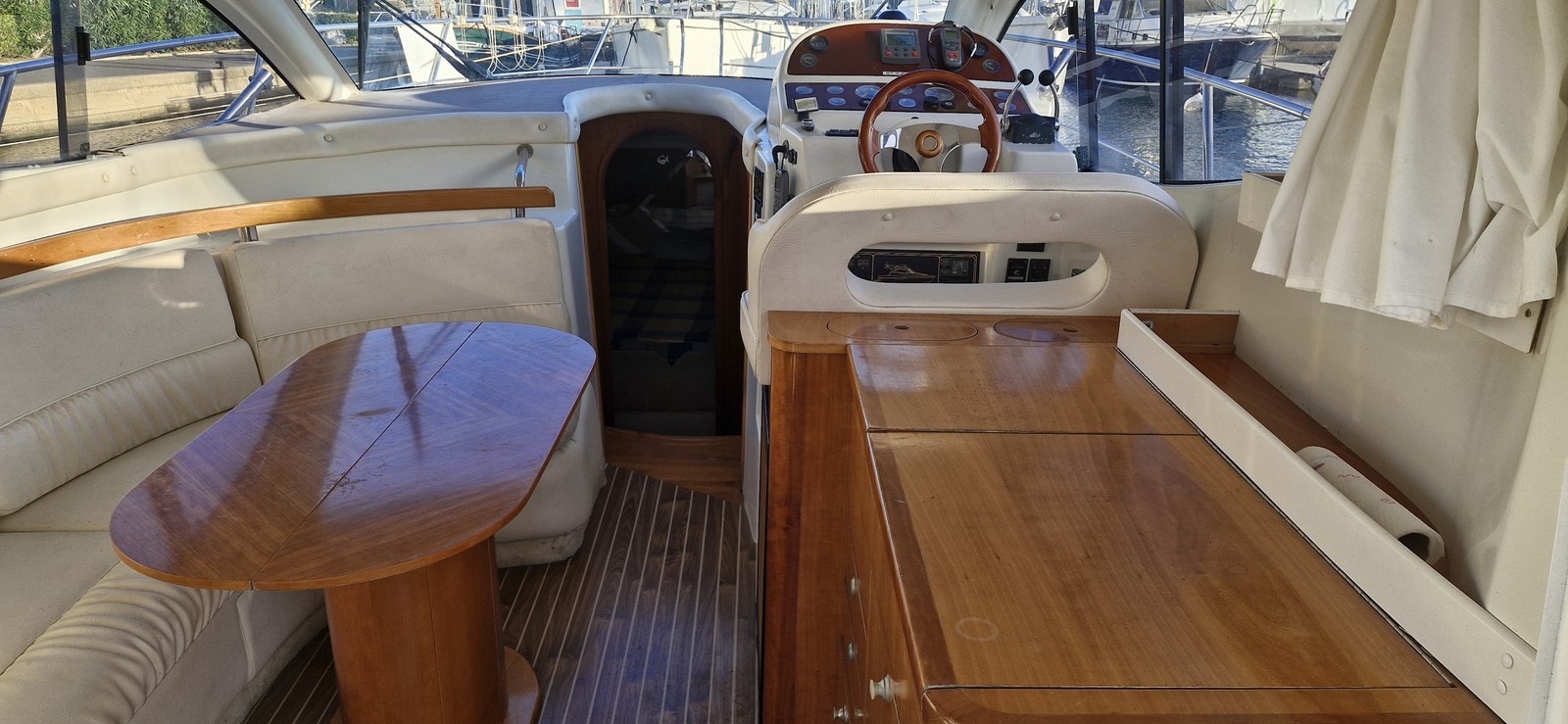 ST BOATS 34 CRUISER FLY EXPOSE AU SALON NAUTIQUE – Image 3
