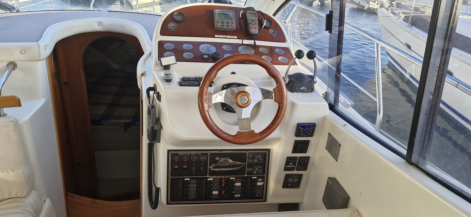 ST BOATS 34 CRUISER FLY EXPOSE AU SALON NAUTIQUE – Image 5