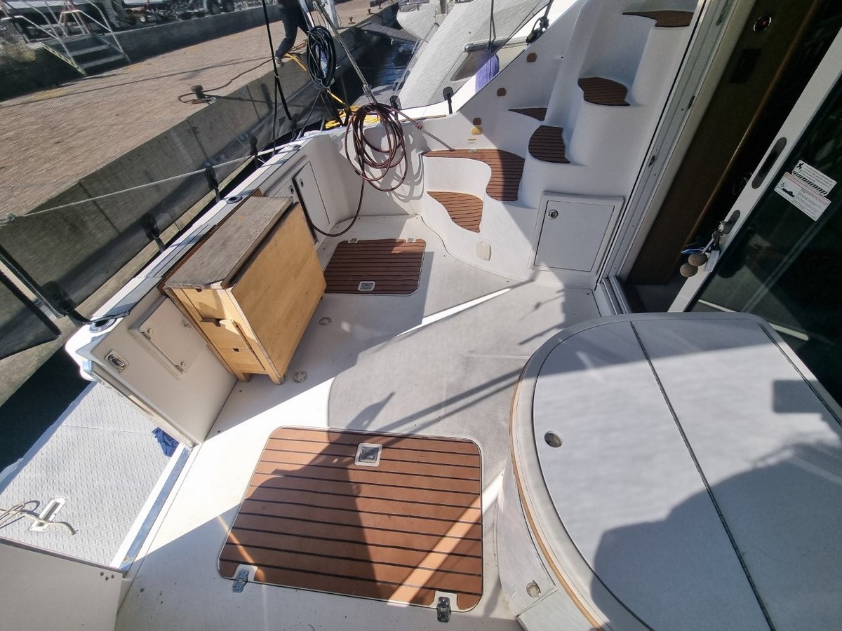 CARVER 380 SEDAN SPORT – Image 6