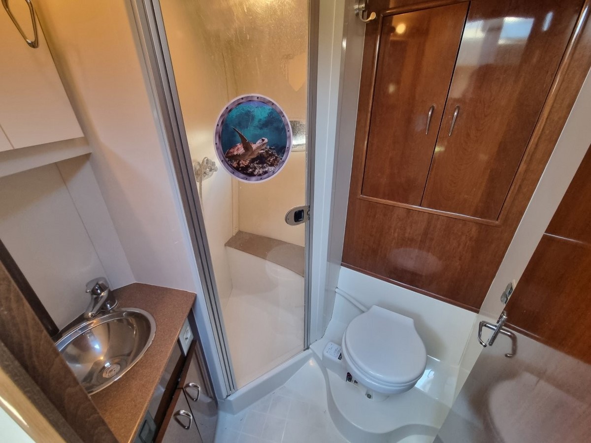 CARVER 380 SEDAN SPORT – Image 15