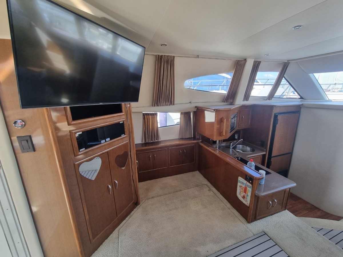 CARVER 380 SEDAN SPORT – Image 11