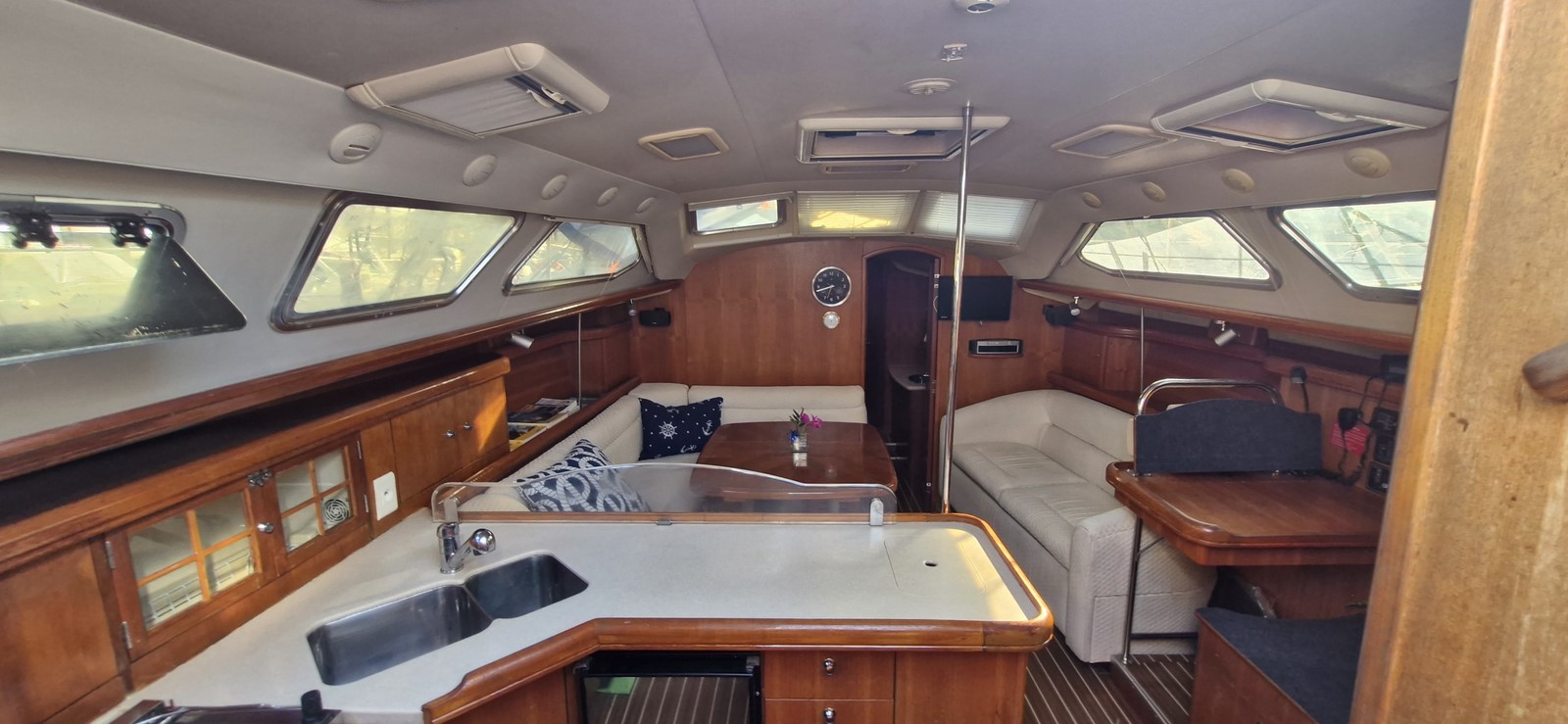 HUNTER 41 DECK SALON – Image 5
