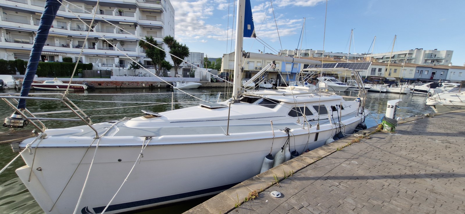 HUNTER 41 DECK SALON