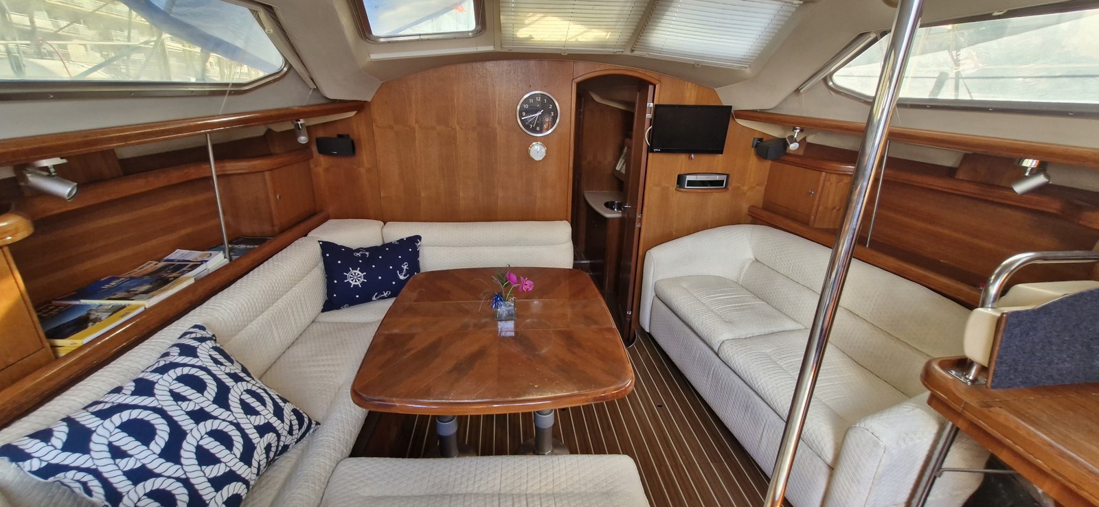 HUNTER 41 DECK SALON – Image 7