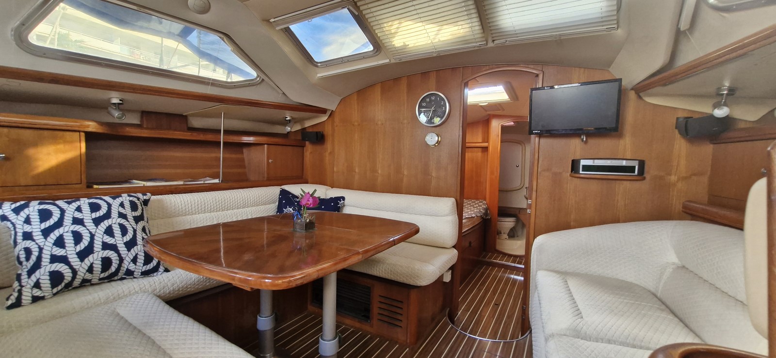 HUNTER 41 DECK SALON – Image 8