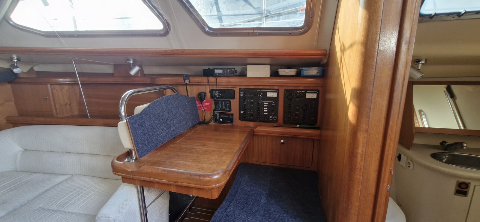 HUNTER 41 DECK SALON – Image 9